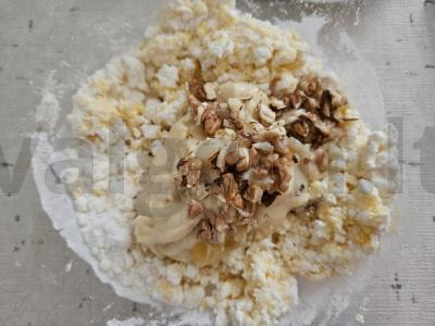 Plokšti varškėčiai su riešutais Žingsnis 2