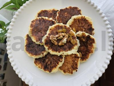 Plokšti varškėčiai su riešutais pagrindine nuotrauka