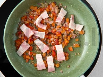 Omletas su rūkytomis šoninėmis Žingsnis 5