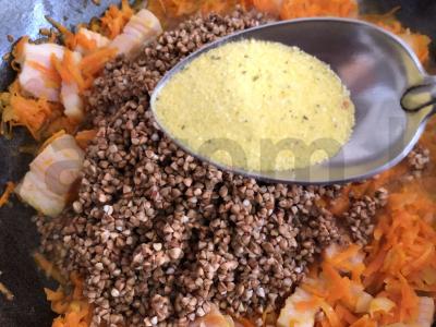 Grikių košė, troškinta su daržovėmis ir šonine Žingsnis 7