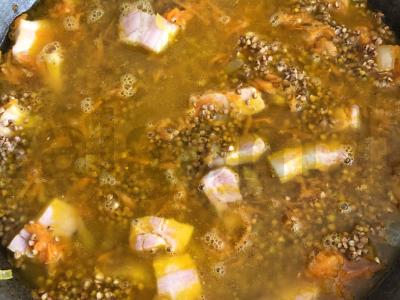 Grikių košė, troškinta su daržovėmis ir šonine Žingsnis 8