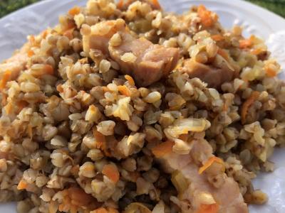 Grikių košė, troškinta su daržovėmis ir šonine pagrindine nuotrauka