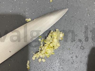 Smulkintos vištienos kotletai su prieskoniais Žingsnis 3