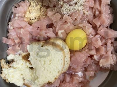 Smulkintos vištienos kotletai su prieskoniais Žingsnis 4