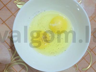 Švelni tortilija su sūriu ir kiaušiniu keptuvėje Žingsnis 1