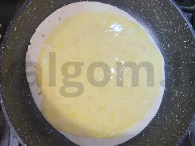 Švelni tortilija su sūriu ir kiaušiniu keptuvėje Žingsnis 2