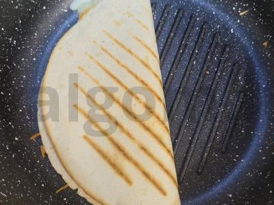 Švelni tortilija su sūriu ir kiaušiniu keptuvėje Žingsnis 4