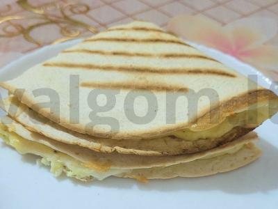 Švelni tortilija su sūriu ir kiaušiniu keptuvėje pagrindine nuotrauka