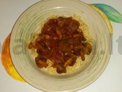 Rudieji ryžiai su grybais pomidorų padaže pagrindine nuotrauka