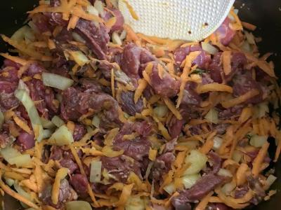 Plovas su jautiena lėtoje viryklėje Žingsnis 2