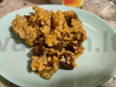 Plovas su jautiena lėtoje viryklėje pagrindine nuotrauka