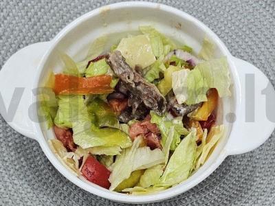 Salotas su traškia pekino kopūstu ir virta jautiena pagrindine nuotrauka