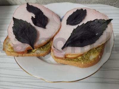 Sumuštiniai su karbonaidu, rūkytu sūriu ir pesto padažu pagrindine nuotrauka