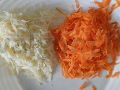 Vištienos kepenėlių ir morkų salotas su sūriu Žingsnis 3