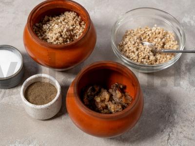 Perliniai kruopos su mėsa puode Žingsnis 3