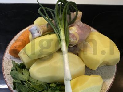 Bulvių troškinys su mėsa ir šviežiais žalumynais Žingsnis 1