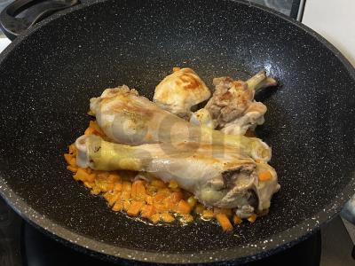 Bulvių troškinys su mėsa ir šviežiais žalumynais Žingsnis 3