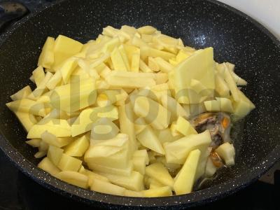 Bulvių troškinys su mėsa ir šviežiais žalumynais Žingsnis 4