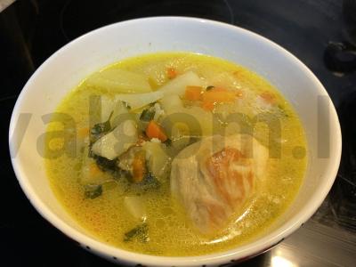 Bulvių troškinys su mėsa ir šviežiais žalumynais pagrindine nuotrauka