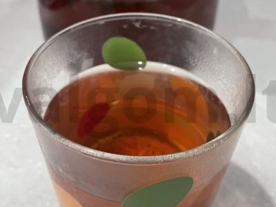 Autorinis arbata su uogomis ir vyšnių lapais pagrindine nuotrauka