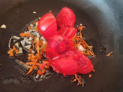 Keptuvė su marinuotais pomidorais Žingsnis 2