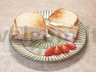 Tostai su kiaušiniu ir mėsa pagrindine nuotrauka