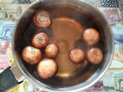 Rulėliai su tofu, karališkais grybais ir žirneliais Žingsnis 1