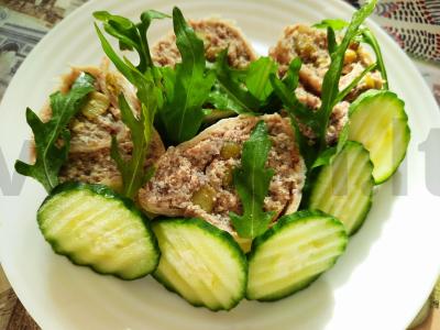 Rulėliai su tofu, karališkais grybais ir žirneliais pagrindine nuotrauka