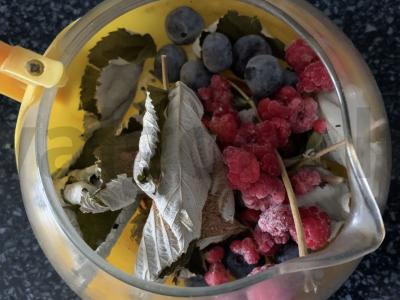 Aviečių, mėlynių, aviečių ir cinamono arbata Žingsnis 1