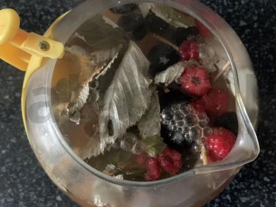 Aviečių, mėlynių, aviečių ir cinamono arbata Žingsnis 2