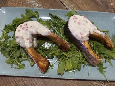 Lašišos steikas su grietinėlės ir ikrų padažu pagrindine nuotrauka