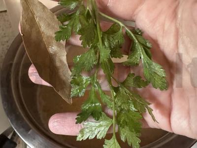 Žirnių sriuba su lauro lapu ir vištienos krūtinėle Žingsnis 4