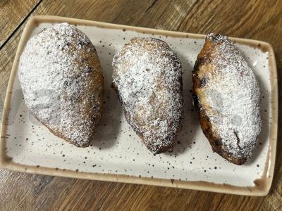 Kepti pyragėliai su bananais ir karamele pagrindine nuotrauka