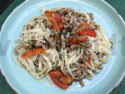 Makaronai su faršu ir paprika pagrindine nuotrauka