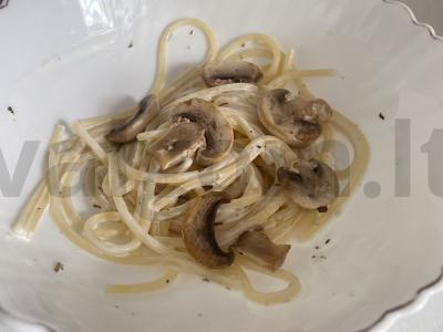 Makaronai „Rūsys“ su česnaku padažu pagrindine nuotrauka