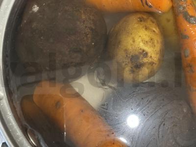 Olivje salotas su marinuotais cukinijomis Žingsnis 1