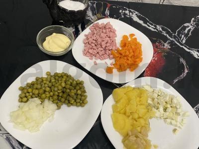 Olivje salotas su marinuotais cukinijomis Žingsnis 2