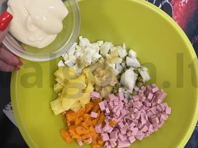 Olivje salotas su marinuotais cukinijomis Žingsnis 3