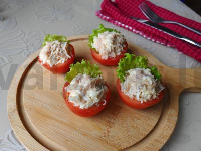Įdaryti pomidorai su tunu ir kiaušiniu pagrindine nuotrauka