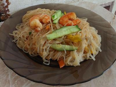 Funchosa su krevetėmis ir daržovėmis pagrindine nuotrauka