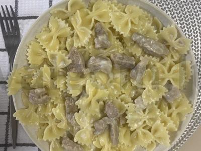 Farfalle makaronai su kiauliena ir grietinėlės-sūrio padažu pagrindine nuotrauka