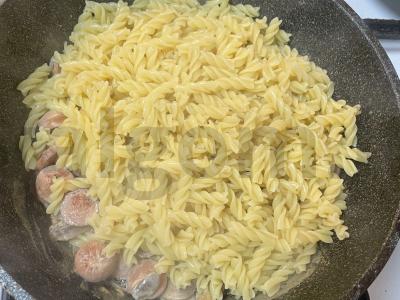 Makaronai su grybais, sūriu ir dešrelėmis Žingsnis 4