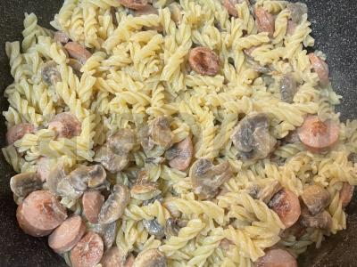 Makaronai su grybais, sūriu ir dešrelėmis pagrindine nuotrauka