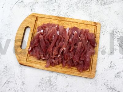 Kiauliena pagal Kurzemę su česnakine žole Žingsnis 1