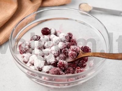 Šalti vyniotiniai su vyšniomis iš šaldytų uogų Žingsnis 1