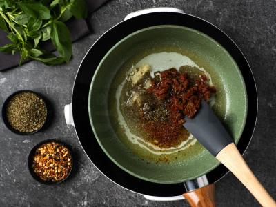 Kotletai pomidorų-grietinėlės padaže Žingsnis 2