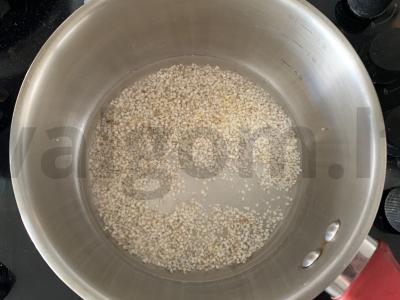 Perlinių kruopų ir sorų košė su Himalajų druska ir šonine. Žingsnis 1