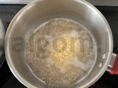 Perlinių kruopų ir sorų košė su Himalajų druska ir šonine. Žingsnis 4