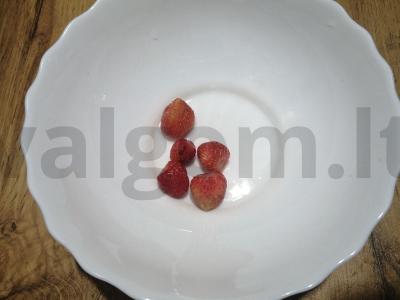 Uogų tyrė su sultimis Žingsnis 1