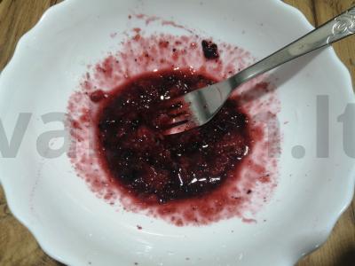 Uogų tyrė su sultimis Žingsnis 4